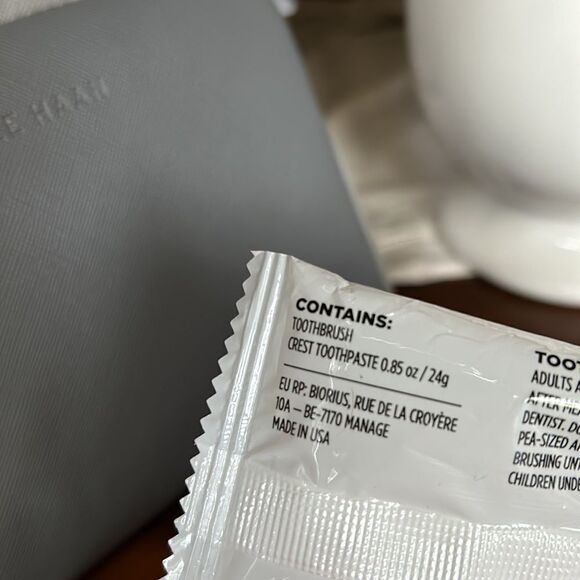 COLE HAAN  American Airlines Toiletry Cosmetic Bag 2 lip balm and 2 dental kit - Picture 10 of 10